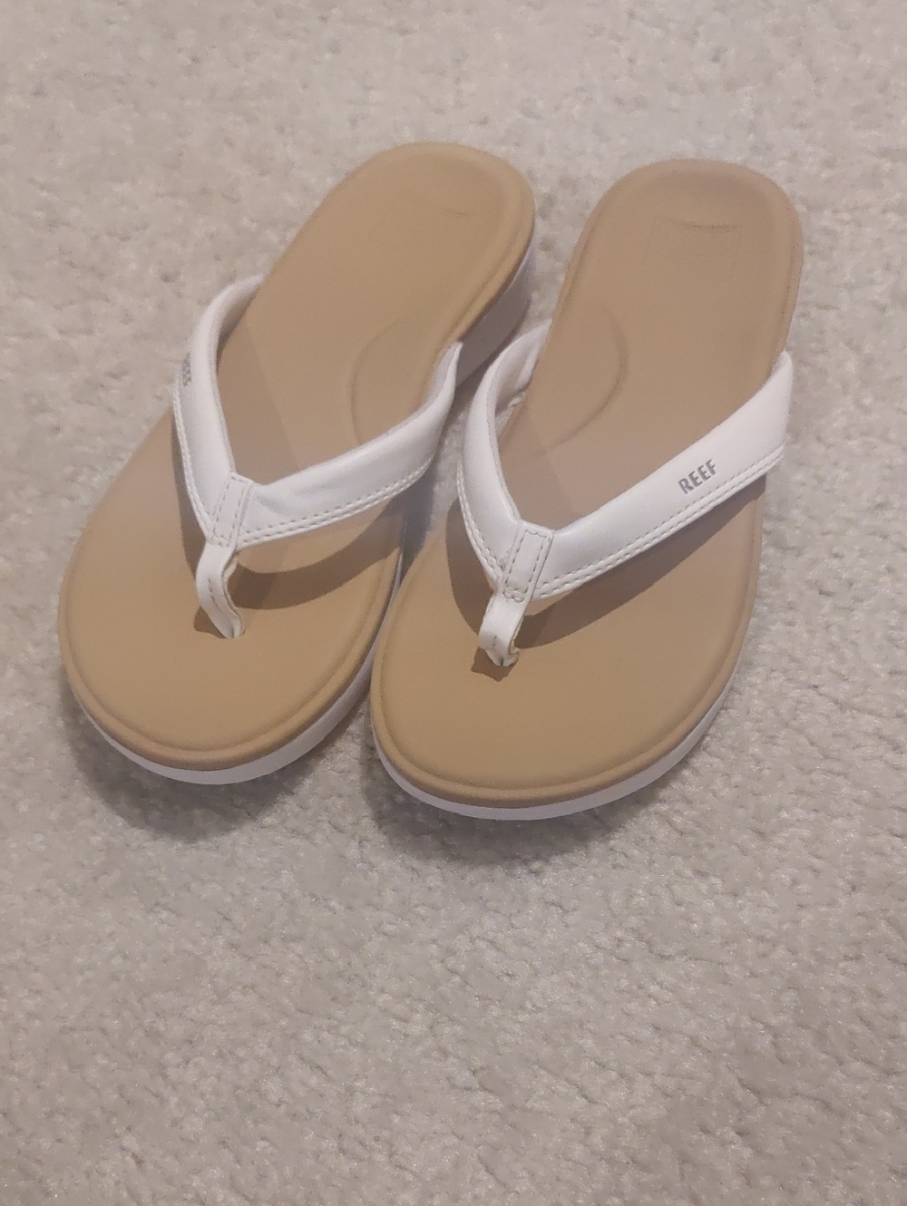 Reef Women’s White Strap Tan Footbed Cushion Cloud Flip Flops Sandals Outdoors